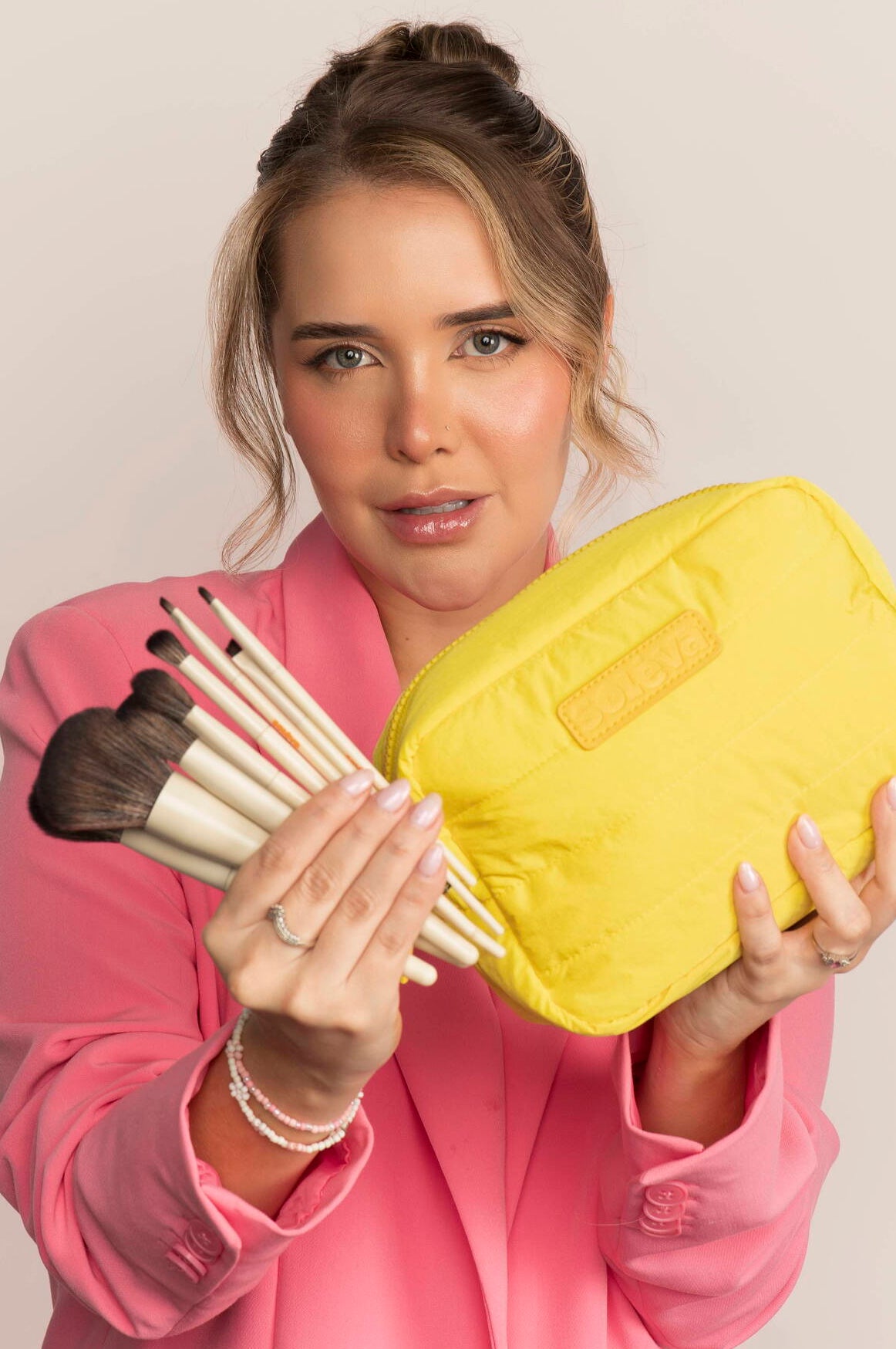Cosmetiquera Amarilla +8 Brochas