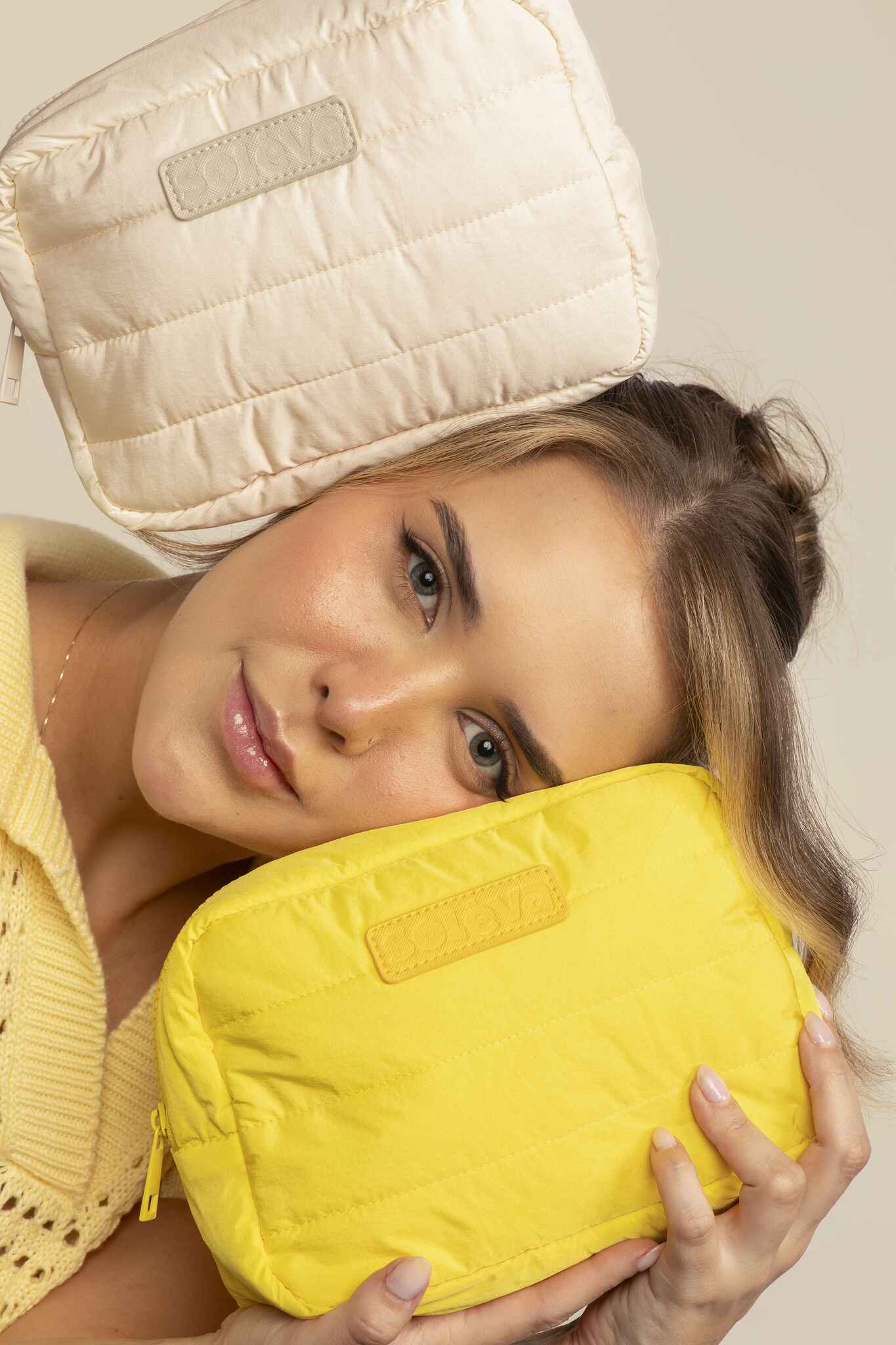 Cosmetiquera Beige Impermeable + 8 Brochas Profesionales