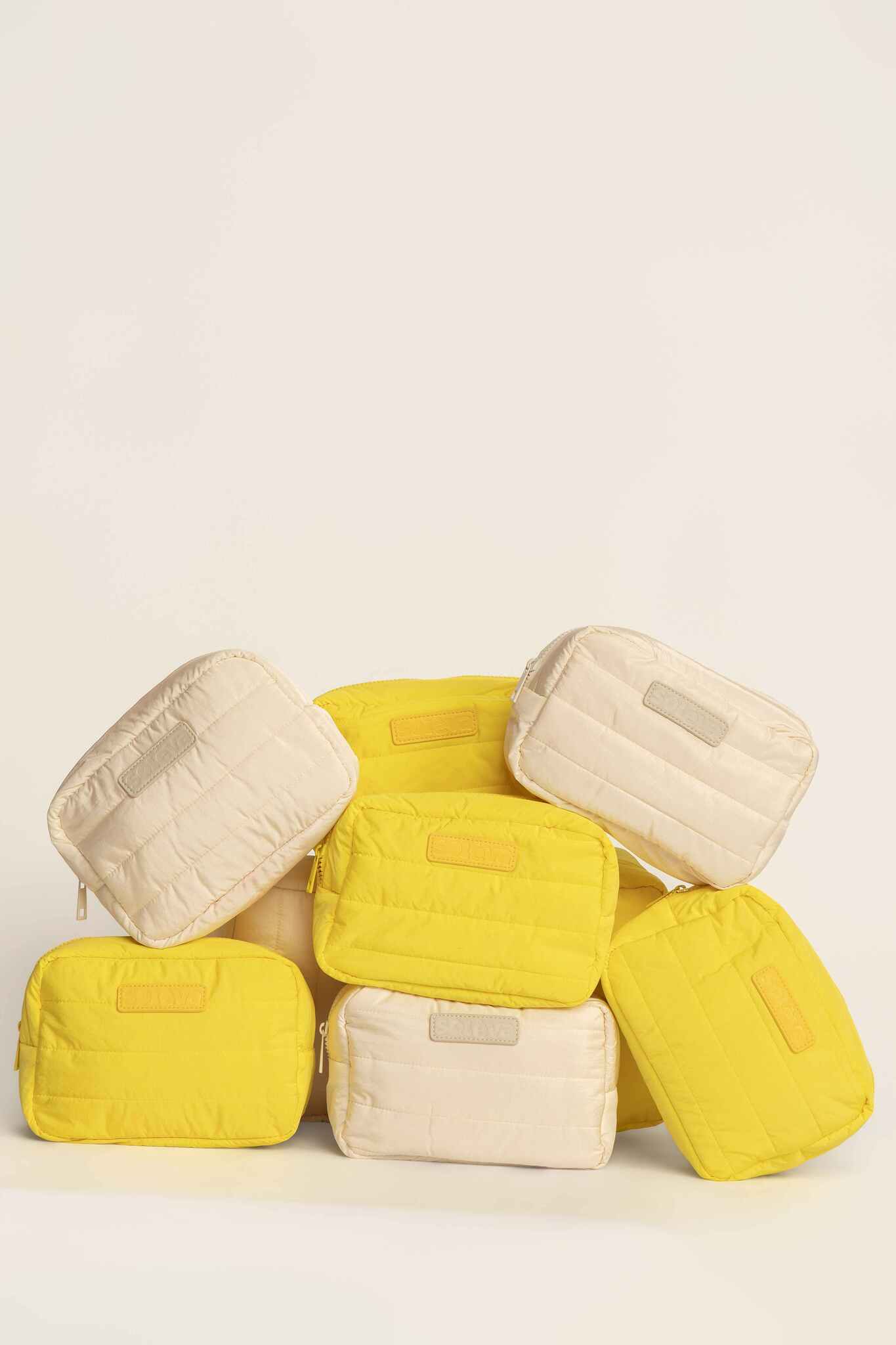 Cosmetiquera Amarilla +8 Brochas