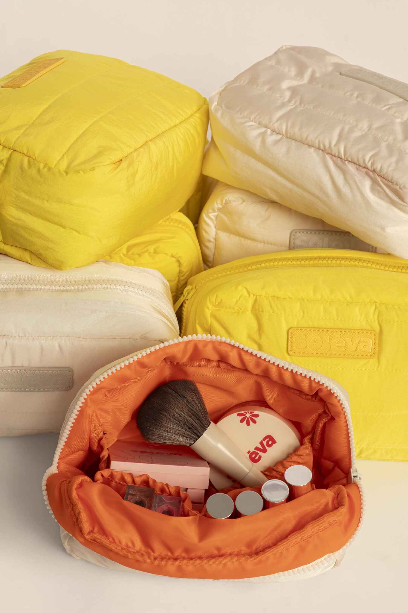 Cosmetiquera Amarilla +8 Brochas