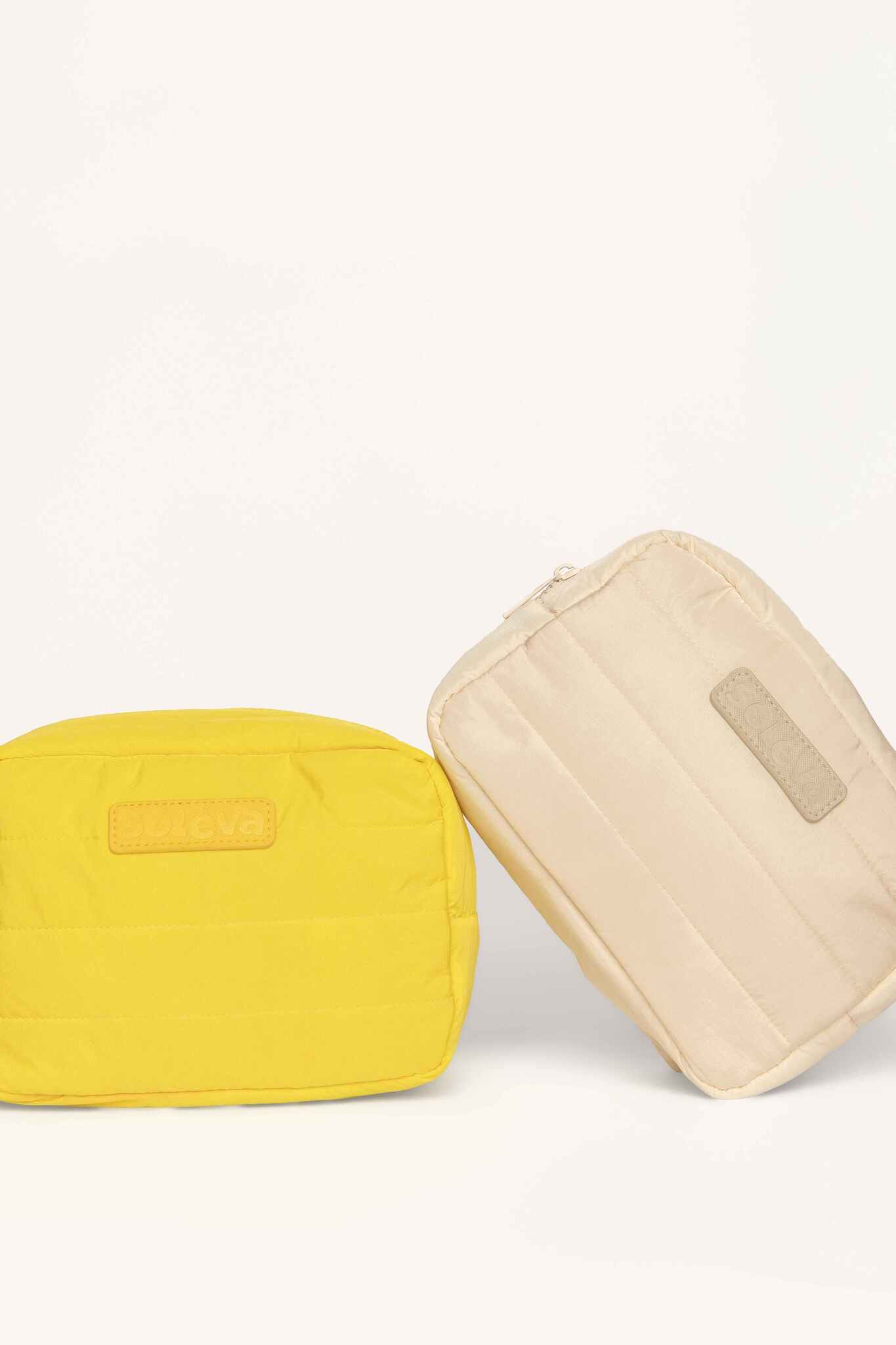 Cosmetiquera Beige Impermeable + 8 Brochas Profesionales