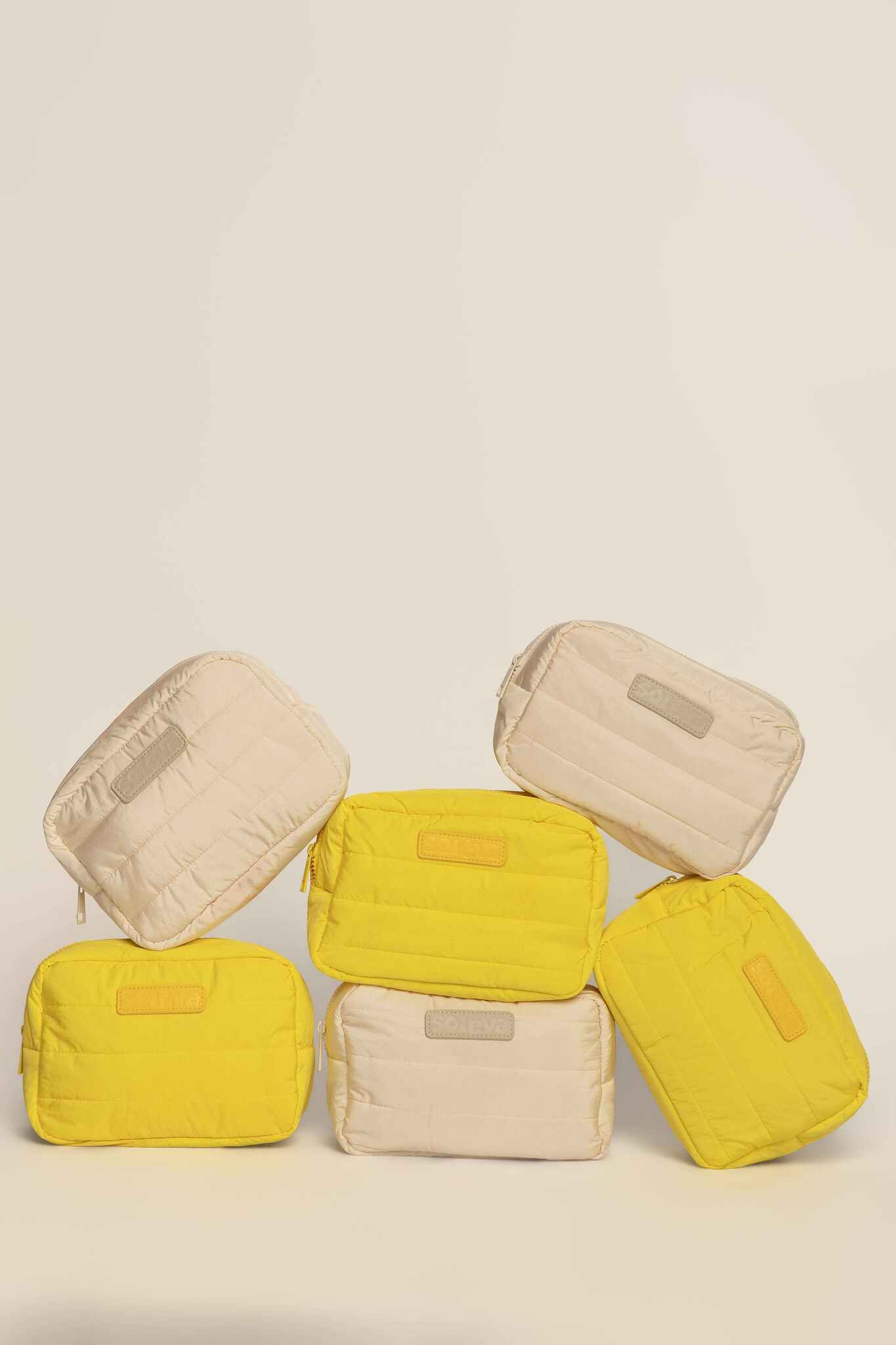 Cosmetiquera Beige Impermeable + 8 Brochas Profesionales
